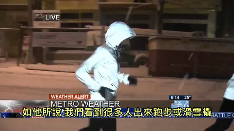 路人接受采访表示下雪适合慢跑,结果下一秒打脸